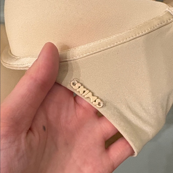 Skims no show mesh wire bra 32DD cream color - Picture 4 of 14